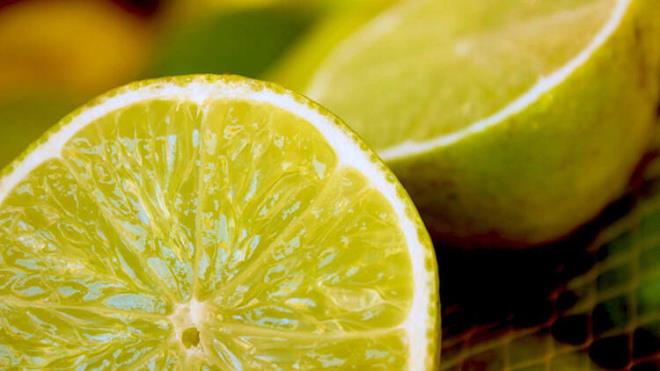 Limon suyu, yksek C vitamini ierii nedeniyle ksrkleri bastrmak ve souk algnl ile savamak iin faydaldr. Gl bir antioksidan grevi grr ve baklk sistemini glendirir. Ayrca limon, enfeksiyonlarla savamak iin antiviral ve antibakteriyel zelliklere sahiptir.