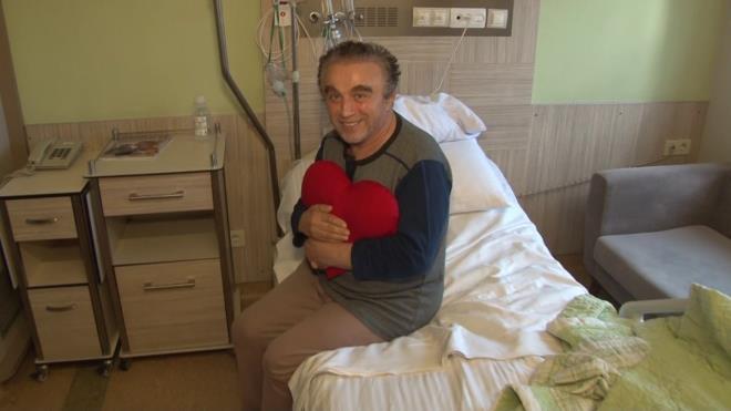 'OK ARI EKTM, LMDEN DNDM'  <br>  Bir haftada hzla kilo verdiini anlatan Yac, 'ok teekkr ediyorum. Dualarn faydasn grdk. Hakikaten ok zor bir dnem geirdik. Yani yaklak sekiz gnde on kilo zayfladm. ok ar ektim, en az iki ay daha bunun altndan toparlanamazsn diyordu doktor arkadalar, nk ameliyatm ok bykt. Ak kalp ameliyat. Bir de ana damar tkanm yani kalpteki damarlar deil ana damarlar tkanm. Eer ki ihmal etseydim, doktor diyor ki 'Bu damar o kadar nemli ki hastanenin kapsnda olsan dahi, sedyede olsan dahi kurtulma ansn yok' diyor.' dedi.