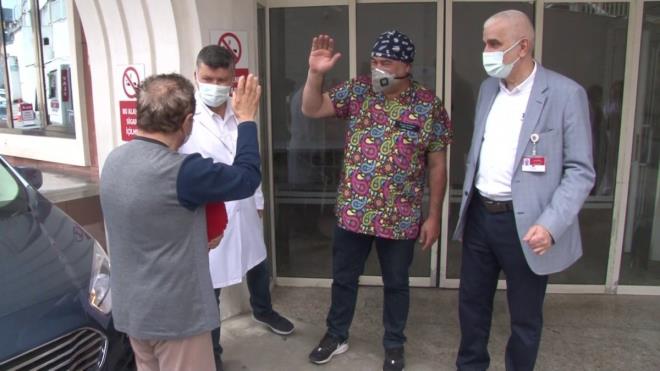 Stresten kurtul diyorlar. Ben de herkese diyorum stresten kurtulun ama kurtulmak kolay deil ki baz eyler beyninden kmyor, yreinden kmyor. Ama Allah byktr, dua aldk. Herkese ok teekkr ediyorum. lsek de ne olacak? lm haktr. ok teekkr ediyorum herkese. Dnyada en byk sermaye sevgidir. nsanlar birbirini sevsin. Mert olsun, drst olsun, sznn eri olsun. Dnya  gnlk dnya. Sevgiden daha gl bir anahtar yok. Sevgi yaatr, stres ldrr.