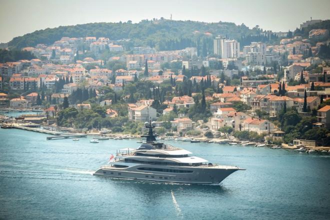 ?Speryat? ya da ?megayat? ibareleri,  24 metreden uzun byk ve lks elence gemilerini tanmlamak iin kullanlyor. Bu tr yatlarda ayn zamanda belirli ilerin gerekletirilmesi iin bir mrettabat ekibinin de bulunmas gerekiyor.