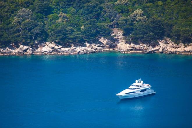 Lks yaam dergisi Boat International?n bildirdiine gre, ultra zenginler yeni tip corona virs pandemisi nedeniyle ilan edilen ve seyahat kstlamalarndan kamak iin 2021'de sper yatlara 1 milyar sterlinden (yaklak 11 milyar 950 milyon lira)  fazla para harcad. Haberde ayrca bu yl ikinci el yat fiyatlarnn zirve yapmasnn beklendii ifade edildi.