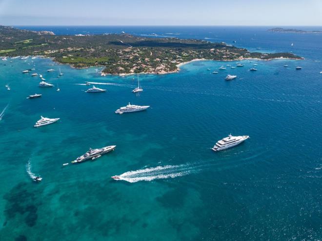 KNC ELDE FYATLAR 1 MLYON EURO LE 50 MLYON EURO ARASINDA DEYOR    Boat Internatiol?n ef editr Stewart Campbell, speryatlarn boylarnn 180 metreye kadar kabildiini ve ikinci el fiyatlarnn 1 milyon euro (yaklak 10,2 milyon lira) ile 50 milyon euro (yaklak 515 milyon lira) arasnda deitiini syledi. Mrettabat maa, geminin iletme maliyeti ve demirleme cretlerinin ise yllk ortalama 200 bin euroya (yaklak 2 milyon lira) denk geldiini szlerine ekledi.