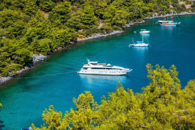 Bu yl ikinci elde satlan en byk  yat 54 milyon sterlin (yaklak 645 milyon lira) zerindeki Solo, 33,5 milyon sterlinlik (yaklak 400 milyon lira)  Elixir ve 24,7 milyon sterline (yaklak 300 milyon lira) satlan Lady Sheridan oldu. Amazon kurucusu Jeff Bezos'un sper yatnn ise yaklak 500 milyon dolara (4,2 milyar lira) mal olduu tahmin ediliyor.