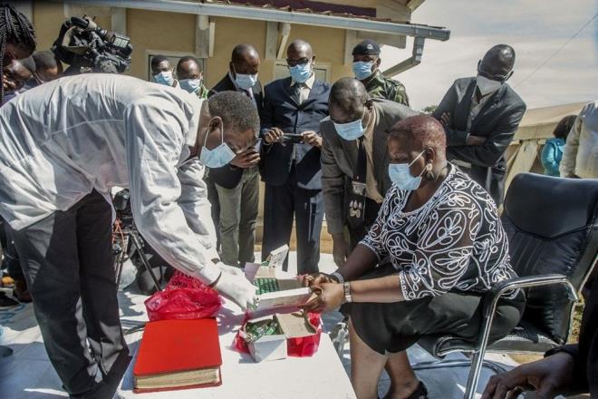 17 Mays'ta kurum tarafndan yaplan aklamadai "Alarn atlmas, herhangi bir alama program balamnda son derece zc olsa da, DS bu sresi dolan dozlarn datm zincirinden karlmasn ve gvenli bir ekilde imha edilmesini tavsiye ediyor" denildi.