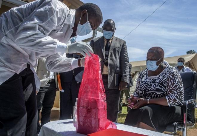 Dr. Mwansambo, ayrca lkedeki yetikinleri a olmaya ikna etmenin zor olduunu da bildirdi.    Bakent Lilongwe sokaklarnda baz insanlar da ann gvenlii konusunda endieli olduunu ifade etti. Ancak, AstraZeneca/Oxford as ile nadir kan phtlar arasndaki balant henz kantlanmad ve salk uzmanlar Covid-19 riskinin ok daha yksek olduunu sylyor. nsanlara yapabiliyorlarsa a olmalarn tavsiye ediyorlar.