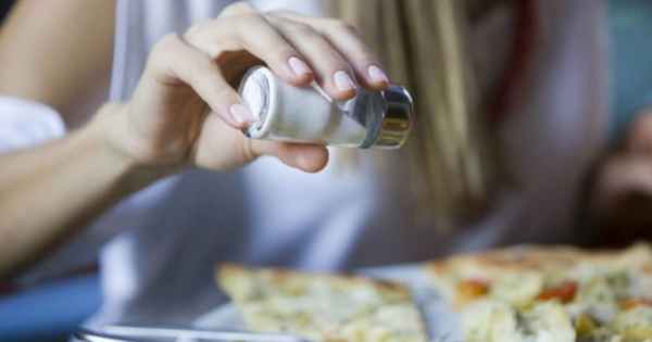 Sodyum klorr az, potasyum klorr fazla<br>  Son zamanlarda gerek yazl ve grsel basnda, gerekse de sosyal medyada diyet tuz ile ilgili haberlerin giderek arttn belirten Dr. Yldz, "Diyet tuz olarak isimlendirilen tuzlarn sodyum klorr ierii dktr; ancak potasyum klorr ierii ok yksektir. Bu tuzu kullanan hastalarda hiperkalemi (kanda potasyum dzeyinin yksek olmas) grlme durumu nemli oranda artmtr. Baz hastalar kullandklar ilalar veya elik eden kronik hastalklar nedeniyle hiperkalemi geliimine eilimlidirler. Hiperkalemi kalpte ritm bozukluu ve lmlere yol aabilir. Diyet tuz kullanm her hasta iin gvenli ve sakncasz olmayabilir. Hastalar kendilerini izleyen ve tbbi tedavilerini dzenleyen hekimlerin bilgisi ve onay olmadan diyet tuz kullanmamaldrlar" dedi.