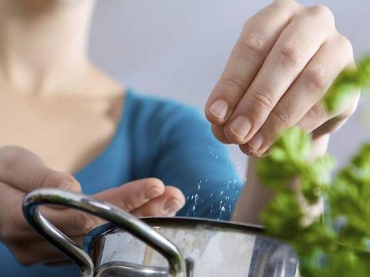 Kaya tuzu, deniz tuzu ve himalaya tuzu fark etmiyor<br>  Piyasada imdilerde olduka fazla rabet gren kaya tuzu, himalaya tuzu ya da deniz tuzu gibi tuzlarn farkl ekillerde poetlerle kullanma sunulduunu dile getiren Uzm. Dr. Serkan Yldz, ?Bu tuzlarn da kullanm doru deil. Hepsi sodyum klorr ieriyor. Bizim vcudumuzun ihtiyac gnlk sadece 5-6 gram. Sizin bu tamamen tuzsuz dediiniz yiyeceklerin ierisinde bile tuz var. Sodyumun olmad hibir besin yok demek yanl olmaz. Mhim olan sodyum ierii en dk olanlarla yolumuza devam etmek. rnein; gnlk tuz tketimimizin 3?te 1?ini ekmekten alyoruz. 100 gram ekmekte 1,5 gram tuz var. Bir ekmein 250-300 gram olduunu dnecek olursak, lkemizde gnde bir ekmek tketen insanlar var? diye konutu.