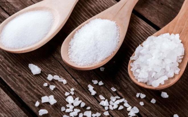 Tuz kullanmnn sala olan zarar her frsatta dile getirilse de, hipertansiyonu, kalp ve bbrek rahatszl olan hastalar iin tuzun ok daha zararl olduu ifade ediliyor. zellikle bu tip hastala sahip olan kiilerin bilinsiz bir ekilde diyet tuz kullandn dile getiren Nefroloji Uzman Dr. Serkan Yldz, ?Diyet tuzun ierisindeki sodyum klorr yzde 30 orannda azaltlmtr; ancak potasyum klorr ierii ve hiperkalemi grlme durumu ok yksektir. Hiperkalemi ise kalpte ritm bozukluuna ve lmlere yol aabilir. Bu kiilerin hekimlerine danmadan diyet tuz kullanmamas gerekir? diye konutu.