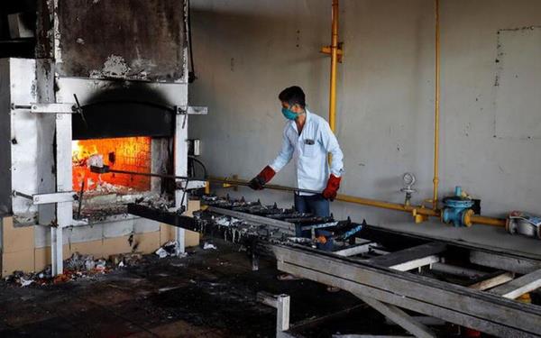 Nehre atlan bu rmeye yz tutmu cesetlerin ounlukla hayatn evinde kaybeden ve hastanede hi kayd olmayan kiilere ait olduu dnlnce Hindistan'daki resmi lm saysnn ok daha fazla olduu pheleri de artyor.