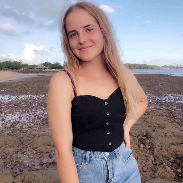 18 ya��ndaki gen� hem�ire, 18 Nisan'da bald�r�nda �iddetli zonklama ve gerginlik ile Royal Brisbane Kad�n Hastanesinin acil servisine gitti ve 'p�ht�la�ma belirtileri' oldu�unu iddia etti. Courier-Mail'in bildirdi�ine g�re, ultrasonda kan p�ht�s�na rastlanmad� ve a�r�s�n�n azald��� eve g�nderildi.