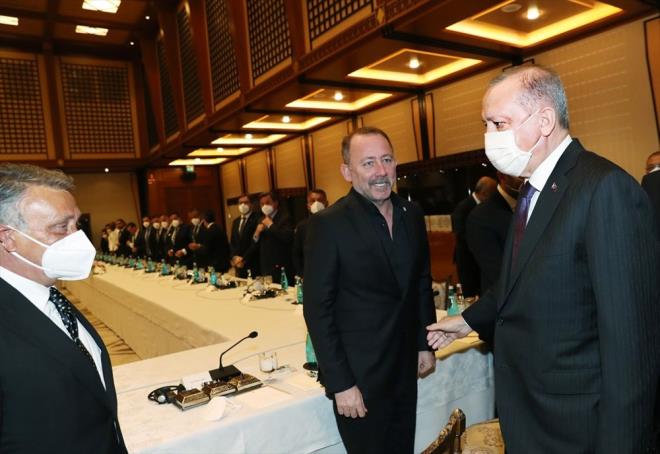 Cumhurbakan Recep Tayyip Erdoan, 2020-2021 sezonu Sper Lig ampiyonu olan Beikta Futbol Takm ynetici, teknik heyet ve oyuncularn Cumhurbakanl Klliyesi?nde kabul etti.