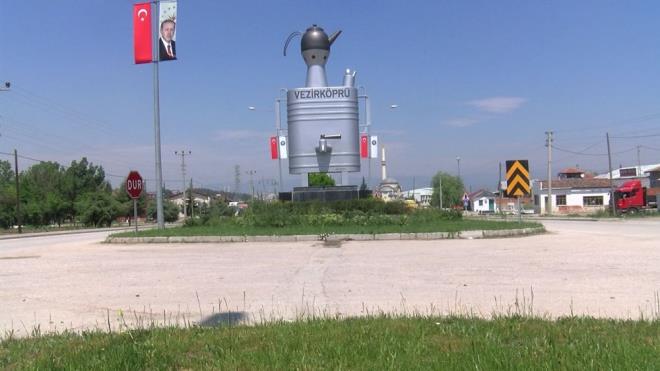 Mehmet Minaz ise, ?Semaver maketi gzel bir ey, neden kaldrsnlar. Kaldrmalarn istemiyorum. Ben 65 yandaym bu semaverden zevk alyorum. Semaveri seviyoruz, nk Vezirkpr?nn sembol? ifadelerini kulland.