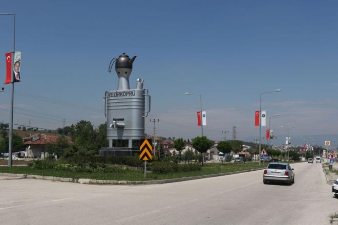 Samsun, Vezirkpr ilesinin giriinde 2017 ylnda yaplan yaklak 5 metrelik yass semaver ant, son gnlerde sosyal medyada eletiri konusu oldu.