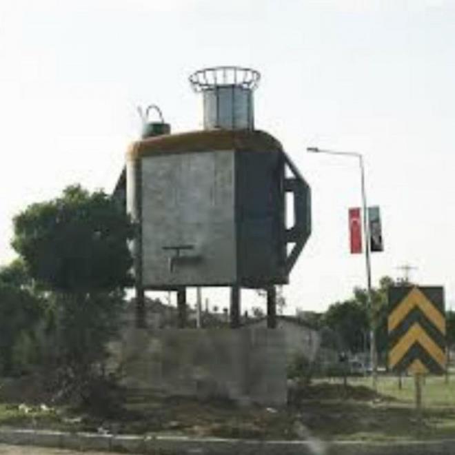 LK YAPILAN ANIT 1 GN KALMITI  Vezirkpr ilesinin simgesi olan semaver iin 4 yl nce belediye tarafndan yaptrlan ant beenilmedi. Konulduu alanda sadece 1 gn kalan ant, eletiriler zerine kaldrld. Yerine ise u anki 5 metre boyundaki yass semaver ant konuldu.