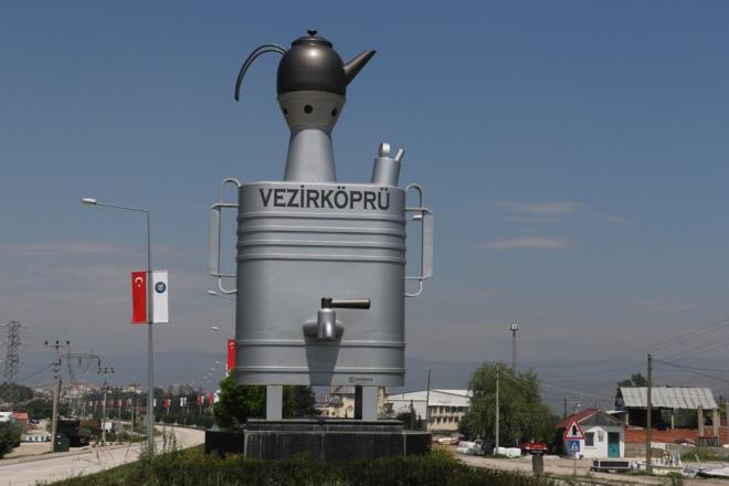 Semaverin ile ile zdeletiini belirten Vezirkpr Belediye Bakan brahim Sadk Enis, ?Yllar ncesine dayanan ve halk tarafndan benimsenmi bir semboldr. Tarlada, evde, bahede ve piknik alanlarnda olduka kullanl bir aletimizdir. Yass semaverin tescilini yaptk, corafi iaretini aldk. Yass semaveri Vezirkpr?nn z mal olarak gryoruz. Halkmz tarafndan sahiplenilmi ve korunarak bu zamana kadar geldi. Biz semaver maketini 4 yl nce ehrin giriine koyduk ve orada muhafaza ediyoruz. Yresel bedesten dediimiz armzda bunun imalat yaplyor. El sanat olarak biraz zayf bir aamada ilerliyor ama nmzdeki gnlerde oaltlmas ve gelitirilmesi iin mcadele edeceiz. Bu el sanatn unutturmak istemiyoruz" dedi.