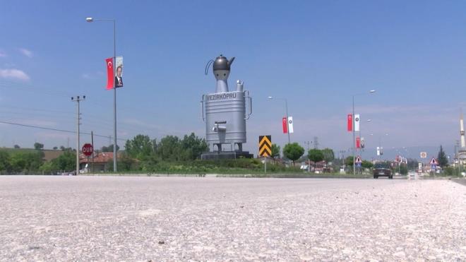 Semaver antnn ilenin sembol olduunu syleyen Bekir Arslan, ?Vezirkpr?nn gzellii ve bizi temsil ediyor, neden kaldrlsn. Kime ne zarar var? diye konutu.