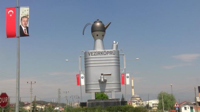 Antn kimseye zarar olmadn ve sosyal medyada neden eletirildiini anlayamadn kaydeden Enis, "Vezirkprl olmayan insanlar byle bir alma ierisinde ve bunun tamamen bir oyun olduunu dnyorum. Biz bu eletirilere itibar etmiyoruz, nk yllardr biz bu aleti kullanyoruz. Biz sahip kyoruz ve Vezirkpr semaveri bizim diyoruz? dedi.