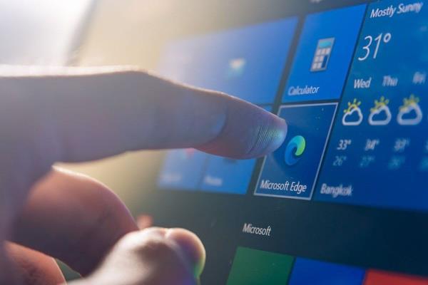 Microsoft'un efsane taraycy kullanmdan kaldrma karar ayn zamanda tabletlerin ve akll telefonlarn ounun balant kurmann temel yolu olarak kiisel bilgisayar kullanmnn yerini almasyl, insanlarn internete eriim alkanlklarn nasl deitirdiklerinin bir yansmas olarak dikkat ekiyor.