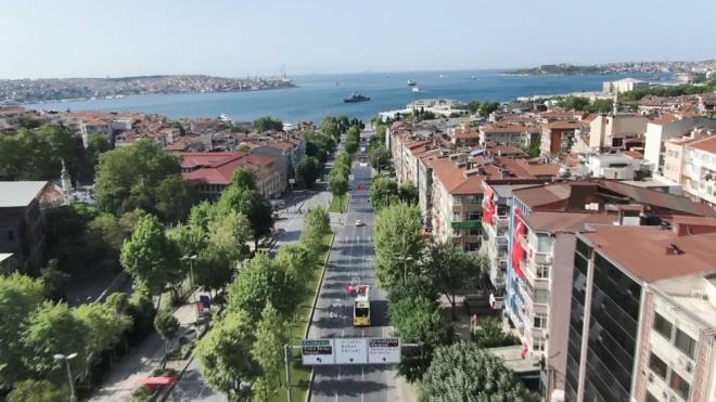 "PANDEMNDEN DOLAYI TALEP OLUTU"    Aa, Saryer'de ise yallarn n plana ktn belirterek, "u anda hem pandemi dnemine ynelik, hem de depreme dayankl bir blge, stanbul'un en salam zemini bildiimiz kadaryla oras. Hem Boaz manzaras, hem yal, hem mstakil baheli evler, yeillik, orman bunun iinde. Zekeriyaky, Kilyos, Demirciky gibi sayfiye alanlar ki, mstakil baheli evlerin youn olduu, sitelerin youn olduu mahalleler.    Bunlarda u anda talep grd iin, nceden deprem dolaysyla, son 1 yldr da pandemiden dolay talep olutu. Bakrky'de sahil kesiminde ok sayda site yapld. O sitelerde yksek bedelden, denize sfr, ana cadde zerinde, tamamen deniz manzaral, bunlar ykseltiyor fiyatlar. Bakrky'de ayn Beikta gibi eski yerleim alan olan ksmlarda fiyatlar yle ok uuk kak deil yani bugn 600-700 bin liraya 2 oda 1 salon bir evi kolaylkla bulabilirsiniz"