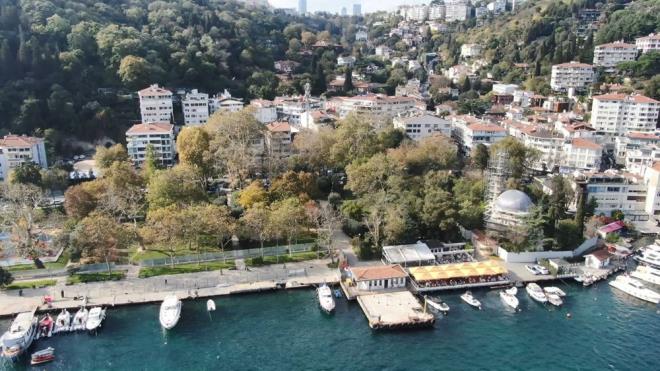 Beikta'n iinde ar olan blgede metrekare fiyatlar 10-12 bin lira civarnda ama Beikta ortalamas u anda 25-26 bin lira. Bebek'te Ulus'ta 30-40-50 bin liraya kadar kyor. Bakrky'n ayn merkezi Beikta ile ayn zellii tayor, yine metrekaresi 10-12 bin civarnda. Yeilyurt, Florya, Ataky'e gittiiniz zaman 15-25 bine kabiliyor. Zekeriyaky'e, Kilyos'a gideyim, bir yal alaym, villa alaym deiniz zaman i deiiyor, metrekare fiyatlar 20-25 bin civarnda ancak bulabilirsiniz" eklinde konutu.