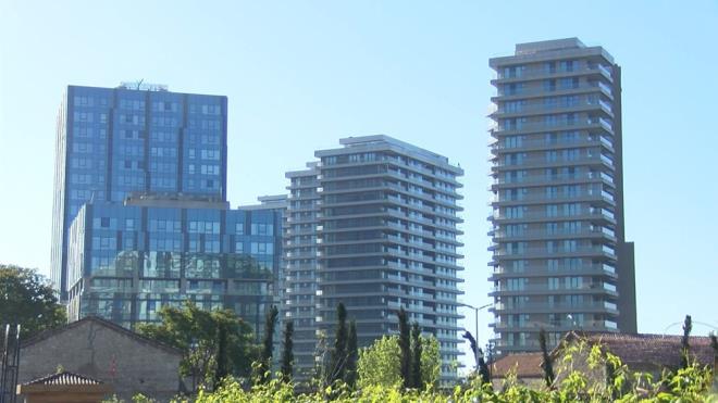 "FYATI YKSELTEN  ETLER, ULUS, AKATLAR GB MAHALLELER"  Nizamettin Aa, "Beikta dediimiz zaman ar ii geliyor aklmza, bu yanl bir tanmlama. Beikta'n ar iindeki fiyatlar normal bir ile veya ev fiyatn gemiyor aslnda, bugn metrekaresi 10-12 bin civarna gidiyor. Aslnda fiyat ykselten Beikta ilesinde bulunan Bebek, Etiler, Ulus, Akatlar gibi mahalleler. Bunlar elit tabakaya hitap eden lks konutlarn yapld Boaz manzaral, olduka yksek bedelli mlkler. Ulus'ta zellikle ok pahal siteler var. Bebek'te zaten elit tabakann yaayabilecei bir ev en az 2-3 milyon dolardan balyor. ok uzun zamandan beri Beikta en pahal ile" dedi.