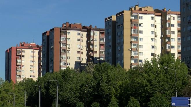 Beikta, Saryer ve Bakrky'n merkezlerinde bulunan noktalarda ev fiyatlarnn ar olmadn belirten, stanbul Emlaklar Odas Bakan Nizamettin Aa, "Beikta'n iinde ar olan blgede metrekare fiyatlar 10-12 bin lira civarnda ama Beikta ortalamas u anda 25-26 bin lira. Bebek'te Ulus'ta 30-40-50 bin liraya kadar kyor. Bakrky'n ayn merkezi Beikta ile ayn zellii tayor, yine metrekaresi 10-12 bin civarnda. Yeilyurt, Florya, Ataky'e gittiiniz zaman 15-25 bine kabiliyor. Zekeriyaky'e, Kilyos'a gideyim, bir yal alaym, villa alaym deiniz zaman i deiiyor, metrekare fiyatlar 20-25 bin civarnda ancak bulabilirsiniz" dedi.