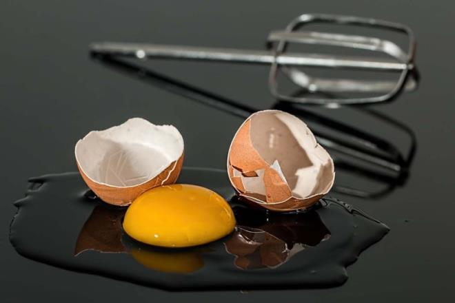 KALP HASTALARI İÇİN HAFTADA İKİ      Yumurta temel aminoasitler içermesi, yüksek kaliteli bir protein kaynağı olması açısından çocuklarda büyümeye destek, hamile ve emziren annelerin ise günlük protein ihtiyaçlarının karşılanmasında ucuz bir besin olarak yer almalıdır.