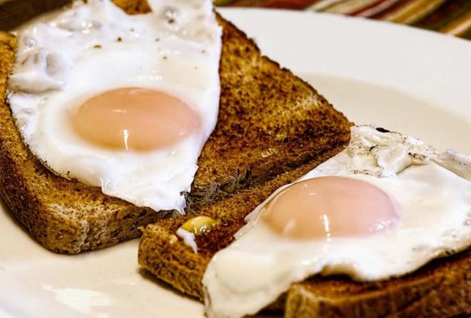 Yumurta tüketiminin kandaki kolesterol düzeyine ne derece yansıdığı önemli bir konu. Araştırmalar alınan her 100 mg kolesterolün toplam kolesterolü 2-3 mg artırdığını ve bu artışın da yüzde 70 kadarının LDL dediğimiz kolesterolü yükselttiğini gösteriyor.