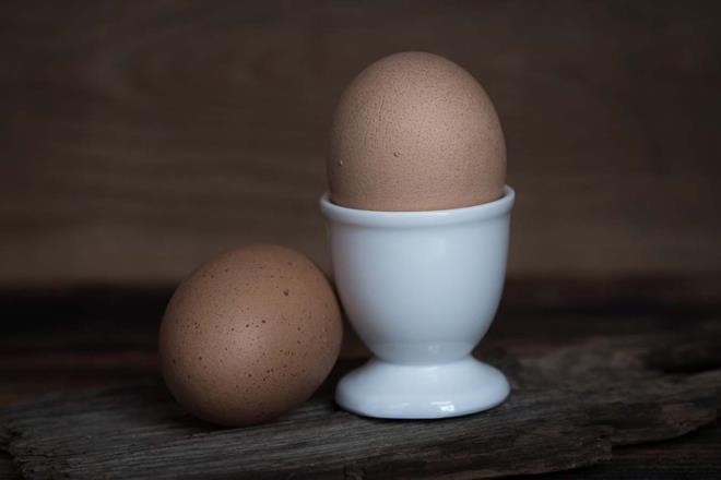Basit bir hesapla bir yumurtanın ortalama 220 mg kadar kolesterol içerdiğini kabul edersek; tek bir yumurta sarısı yemekle toplam kolesterolün 4-6 mg, LDL kolesterolün ise 3-5 mg kadar artacağını söyleyebiliriz.