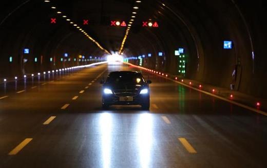 ?Yarg reform paketinin drdncsn meclise sunuyoruz?<br>  Tm bunlarn yannda yatrmlarnda srdn vurgulayan Cumhurbakan Erdoan, ?Gezi olaylaryla balayan ve 2018'de tehdit halinde olan ekonomik saldrlara ramen eser ve hizmet siyasetimizden taviz vermedik. Salk alannda kapasite artlarn, hastanelerimizin ina ve allarn salgn dneminde 14 ayda gerekletirdik. lkemizin drt bir yannda kpr yol barajlar tnelleri okullar fabrikalar toplu konut projelerini, hukuktan ekonomiye pek ok alanda hazrladmz reformlar bu dnemde milletimizde paylatk. Uygulamaya geirmeye baladk. Bu arada yarg reform paketlerimizin drdncsn Meclis'imizin takdirine sunuyoruz. lkemizi gelecee gvenle bakabilecei yeni sivil anayasasna da Cumhur ittifakyla balattmz almayla tm siyasi partilere bu hazrlmz sunacak STK'larla milletimizle paylaacak yeni ve sivil anayasmza da kavuacaz. Salgn sonrasnda yeniden yaplanacak kresel sistemin lider lkeleri arasna Trkiye'yi sokacaz. Bu tablo ierde ve darda birilerine rahatszlk veriyor. lkemizi darbelerle, terr rgtleriyle bir ksr dngnn iine hapsedenler bamsz ve mreffeh Trkiye hedefimizden hi ama hi holanmadlar. Rahatsz oldular. Rahatsz da olsalar kararllkla devam edeceiz? dedi.