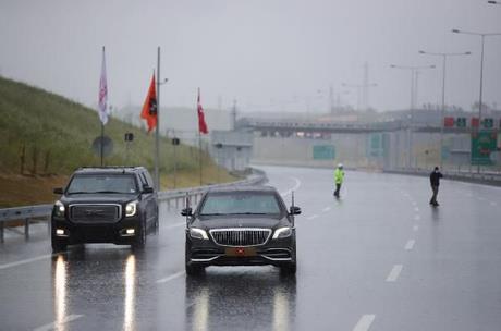 ?Kanal stanbul projemiz de inallah tarihe damgasn vuran bir eser olacak?  <br>  ?Yaknda temelini atacamz Kanal stanbul projemiz de inallah tarihe damgasn vuran bir eser olarak, lkemizin iftihar tablosu iindeki yerini alacaktr? diyen Cumhurbakan Erdoan, ?Her aamas zorlu uralarla geen bu eser ve hizmet siyaseti mcadelemiz sayesinde lkemizi yeni bir an eiine getirdi. Kresel siyaset ve ekonomi dzeninin yeniden yaplanma sreci korona virs salgnyla hzlanrken, Trkiye olarak biz hedeflerimizden amadan mcadelemizi srdrme baarmz gsterdik. Gelimi ve gelimekte olan lkeler salk bata olmak zere temel hizmetleri vatandalarna sunamazken biz vatandalarmzn yannda yer aldk. Hibe, destek programlar ve bor erteleme ile toplamda 655 milyar liralk kayna milletimizin emrine verdik. Hepsinin yannda olduk, vatandamz yalnz brakmadk. Saln korumak iin gelitirdiimiz tedbirleri, retim, istihdam ihracatn bymenin devamn salayacak ekilde planladk ve uyguladk. Bu verimlilik projesiydi. Her alanda baardk, baarmaya devam edeceiz? dedi.