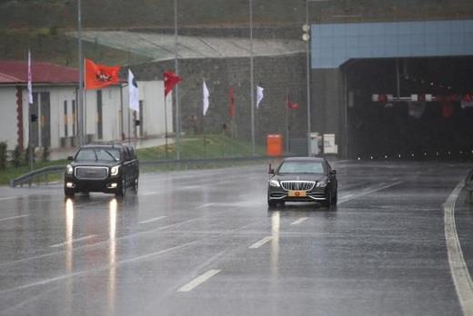 ?Terr devleti srail?i ok iyi bilmeniz gerekiyor?<br>  Konumasnda srail?in Filistin?e ynelik saldrlarna da deinen Cumhurbakan Erdoan devamla, ?Filistin bizi bekliyor. Filistin yavrularn alamalaryla beraber bizi bekliyor. Dileri bakanmz BM Genel Kurulunda baarl bir oturum gerekletirdi. Bunu gerekletirirken oradan bir eyi haykrdlar; Filistin?in 1947 den itibaren topraklarnn bu terr devleti srail tarafndan nasl igal edile edile bugnk bir para topraa dntn anlattlar. Anlatacaz. Haritalar gstererek anlatacaz. Tm dnyann terr devleti srail?in ne olduunu bilmesi gerekiyor. Genler bu terr devleti srail?i ok iyi bilmeniz gerekiyor. Tm dnya mazlumlar gl bir Trkiye'nin ayaa kalkt, kalkaca gn bekliyor. nallah byk ve gl Trkiye'nin gneinin doduunu grmek bizlere nasip olacaktr? dedi.