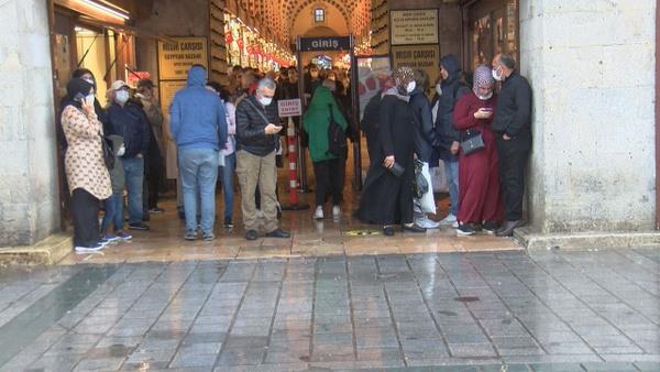 Zaman zaman duran ara trafiinde E-5 zerinde youn trafik meydana geldi. e gitmek iin toplu tama kullanan vatandalar st geitlerde hareketlilik oluturdu.