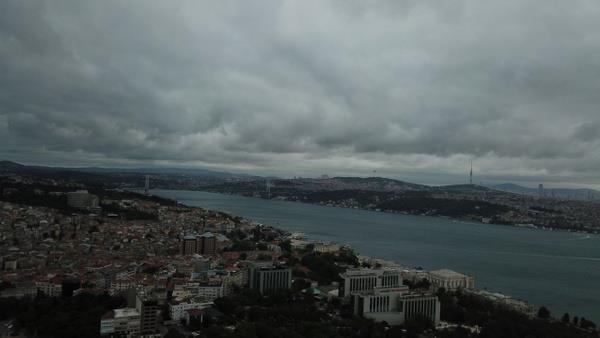 stanbul Boaz'nn stnn kararmasnn ardndan Eminn'ndeki vatandalar yamurdan kamaya alt.