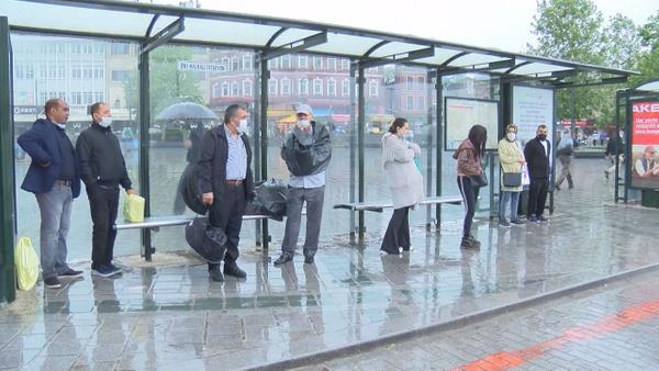 Vatandalardan bazlar slanmamak iin, yamur etkisini yitirene dek maaza nlerinde ve duraklarda bekledi.