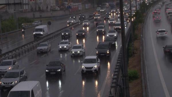 e giden vatandalarn yola kmasyla E-5 zerinde aralar hareketlilie neden oldu. Ataehir, Kadky ynnde yamurunda etkisiyle zeminin kayganlamasyla uzun ara kuyruklar olutu.