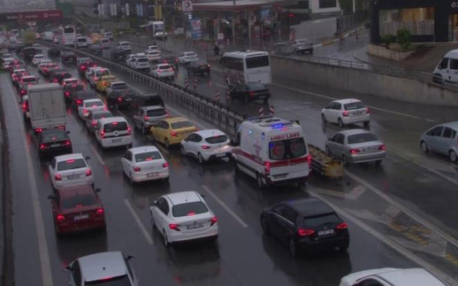 Meteoroloji'nin, stanbul'da gk grlts saanak ya beklendiini aklamasnn ardndan mega kente karanlk kt. Aniden bastran yamur, sokaklardaki vatandalar hazrlksz yakalad.