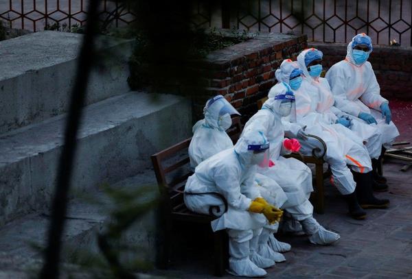 Rusya'da lmler aklanandan daha fazla<br>  Dier taraftan, alma 10 Mays 2021 itibaryla Asya'daki lmlerin 2,4 ile  7,1 milyon arasnda deitiini tahmin ediyor, ancak kta aklanan  resmi lmlerin says ortalama 0,6 milyon civarnda. rnein Rusya, resmi olarak aklanan be katndan fazla Covid-19 lm oranna sahip.