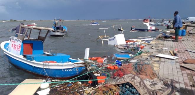 Balkesir Ayvalk'ta frtna: 30 tekne batt - 8  VALLKTEN AIKLAMA  Ayvalk'ta etkili olan saanak ve iddetli frtnann ardndan Balkesir Valilii koordinesinde hasar tespit almas balatld.