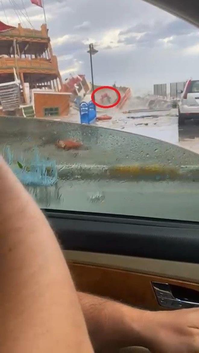 BR K TEKNEDEN DENZE DT    Batmak zere olan bir tekneden denize den kii kameralara yansd. Son anda kurtulan kiinin salk durumunun iyi olduu renildi.