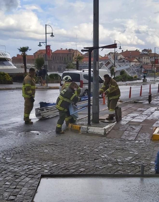 Belediye ekipleri, temizlik almas yaparken, ilede hasar tespiti almalarnn da srd bildirildi.