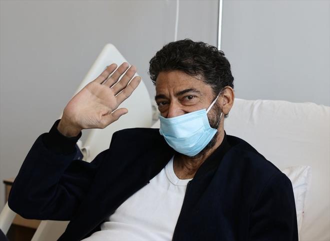 Hakan Tayan, taburcu olmadan nce Ankara ehir Hastanesi'ndeki tedavi srecine ilikin bilgi verdi. Geen yln ekim aynda karacier sirozu ve bbrek yetmezlii tansyla hastaneye bavuran Tayan, yaklak 7 aydr tedavi grdn ve 1,5 ay nce de ameliyat olduunu syledi.