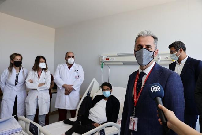 Ankara ehir Hastanesi Koordinatr Bahekimi Dr. Aziz Ahmet Surel de tedavi sreci ve Organ Nakli Konseyi'nin kararna deinerek, yle konutu: "Tedavide ok ciddi bir ekibin emei var. Srecin iinden geen hastamz, hastamzn yaknlar ve vatandalarmzdan en byk talebimiz u; bu operasyonlarn gereklemesi iin tek tedavisi organ nakli olan vatandalarmzn ifaya kavuabilmesi iin mutlaka organ ba yapsnlar. Bir insana ifa olabilecek bir organ, topran altnda ryp gitmesin. Organ ba noktasnda vatandamzn bilinlenmesini artrmamz lazm. Her bir organ bir can demek. Vatandalarmzn organ ba noktasndaki farkndal ve hassasiyetini ne kadar artrrsak yarn ihtiya duyduumuzda o kadar derman bulabiliriz."