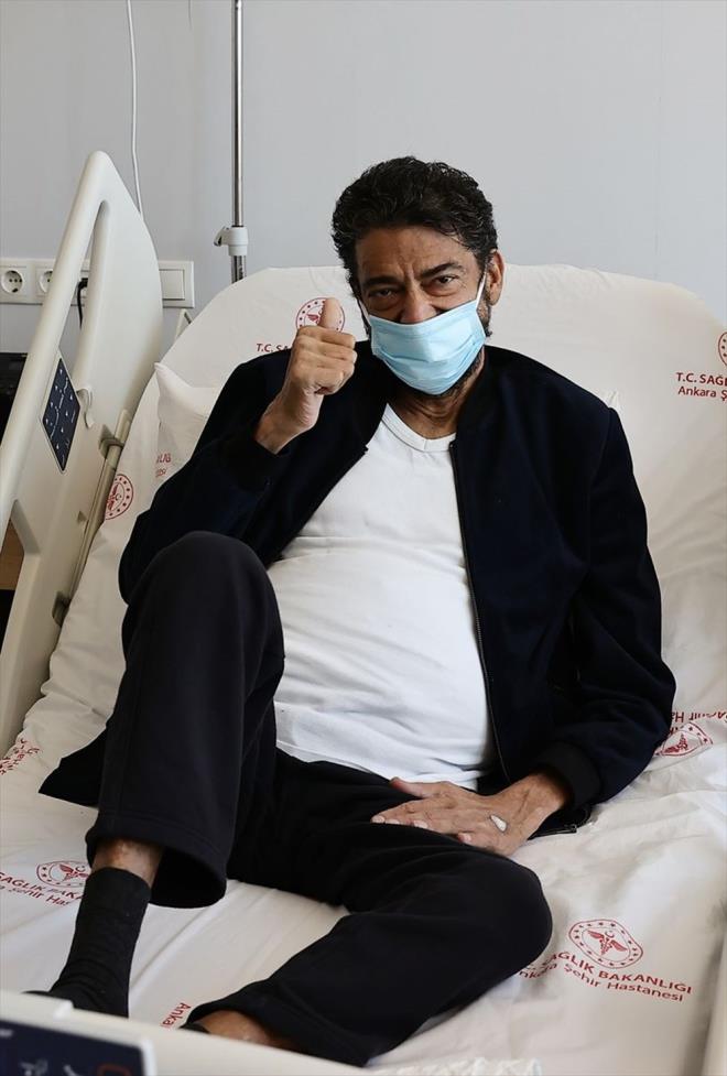 Karacier ve bbrek yetmezliinin vcudu dermanszlatrdn belirten Surel, "Hakan Bey yeni organlaryla beraber artk diyalize ihtiya duymuyor. Vcudun artklarn bbrek atyor, karacier ok gzel faaliyetlerini yerine getiriyor. Vcut yava yava toparlayacak ve Hakan Bey yine kendini ok dermanl, ark syleyecek, keyifte hissettii gnlere gelecek." dedi.