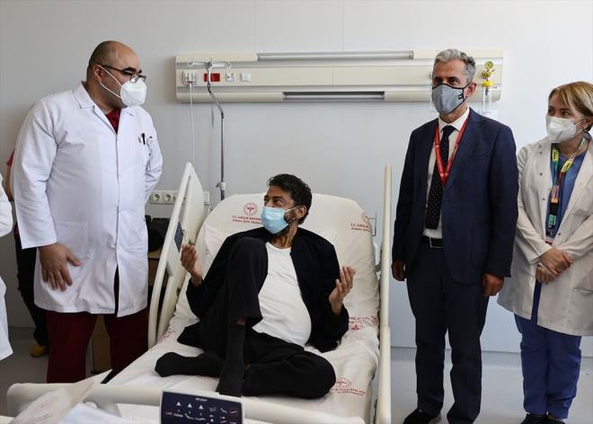 Daha sonra hastanenin Organ Nakli Konseyi'nin Tayan'n durumunu deerlendirdiini ve karacier ile bbrek naklinin birlikte yaplmas kararn aldn bildiren Bostanc, sreci yle anlatt: "Canldan nakil iin organ hazrlklarna baladk. Ama karacier iin uygun organ bulamadk. Kz kardei bbrek iin uygun bulundu. Daha sonra kadavradan karacier beklemeye baladk. zmir'den bir organ kt. Devletimizin salad uakla oraya gidildi ve organ alnd. lk nce karacier naklini, 5 gn sonra da bbrek naklini yaptk. Ekibin tedavisi sayesinde u anda her iki organ da alyor. ehir hastanemizin ilk kombine organ nakli yaplan hastas Hakan Bey u anda diyalize girmiyor ve iyi bir durumda. Ei, bu sabah ark sylemeye baladn syledi."