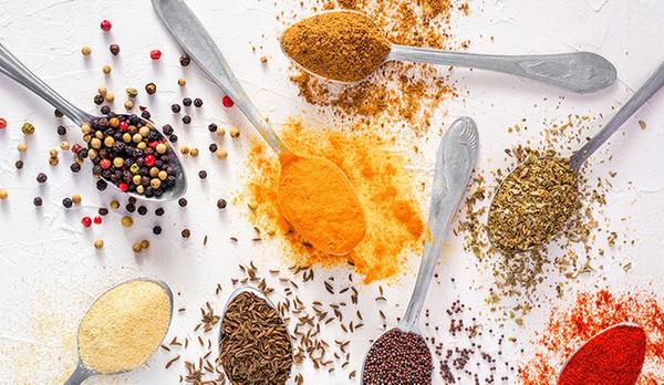 Tuzu azaltp baharatlar oaltn: Yemeklerin zerine ekstra tuz eklemeyin. Salamuralardan, turulardan uzak durun. Fazla tuz tketimi, vcudunuzun dem tutmasna sebep olur. Salkl yetikin bir birey iin gnlk 1-1,5 ay ka tuz alm gvenli ve yeterli aralktadr. Tuzu bir tarafa brakp, baharatlara ynelin. Yemeklerinizi, salatalarnz olabildiince eitli baharatlarla ssleyin. Baharatlar metabolizmann hzlanmasna yardmc olur ve tokluk hissi uyandrr.