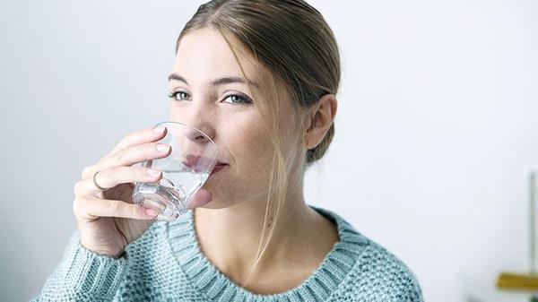 Su iin: Yaz aylarnda vcuttaki sv kayb, k aylarna kyasla daha fazladr. Scaklarla beraber kaybettiiniz suyu, mutlaka yerine koymaya aln. Gnlk 10-12 bardak su hedefiniz olsun ve bu hedefe mutlaka ulan. Tketmeniz gerek suyu arka arkaya, birden tketmeyin. Gn ierisine datarak tkettiiniz su tokluk hissi yaratacaktr. Bylelikle n saatlerinde daha tok hissedilip, kontrol daha rahat salanr. Su en iyi dem atc ve yalanma kartdr, unutmayn.