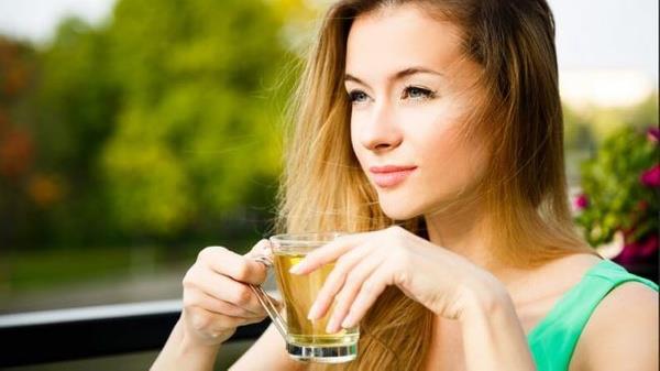 Yeil ay tketin: Gnde 2-3 kupa kadar yeil ay tketebilirsiniz. Yeil ayn bilinen antioksidan ieriinin bakl glendiren etkisinin yannda, ierdii polifenoller sayesinde ya yakmn destekleyici etkisi de vardr. Yeil ay dzenli tketildii takdirde, bel evresinde kalnlamay ve ya birikimini engeller. Ara nlerinizde st ile demleyeceiniz yeil ay, tokluk srenizi de uzatacandan iyi bir ara n tercihi olabilir.