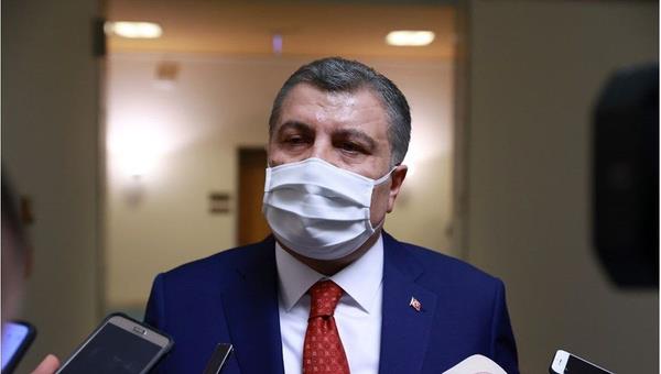 "Ama birileri 2 metreden daha yakn mesafede yannzda oluyorsa o durumda maskeyi takmak gerekiyor. Evin iindeyseniz, yalnzsanz maskeyi tabii ki takmanz gerekmiyor."