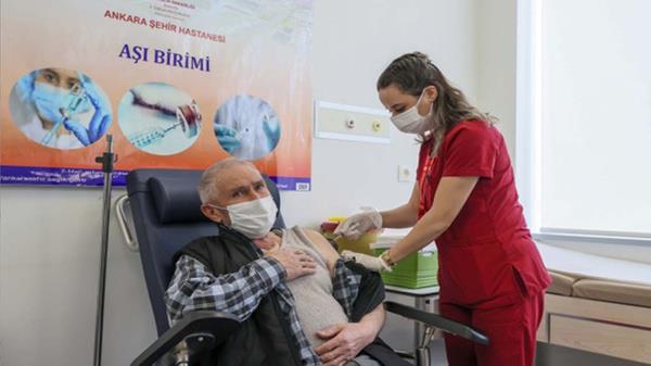 Alar son derece gvenilir ve etkinlikleri de yksek. Bata Cumhurbakanmz ve Salk Bakanmz olmak zere salk alanlarnn byk bir ksm aland. Dolaysyla hekimlerin korkmad adan vatandalarmzn da korkmasna gerek yok. Youn bakmlarda eskiden yal hastalarmz ounluktayd ama yal grubun yzde 85'in zerinde alanmasyla birlikte youn bakmlarda ve servis hastalarmzda yal hastalarn says azald.